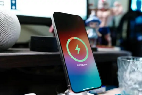 碾子山苹果15换屏服务分享用什么充电器给iPhone15充电更好 